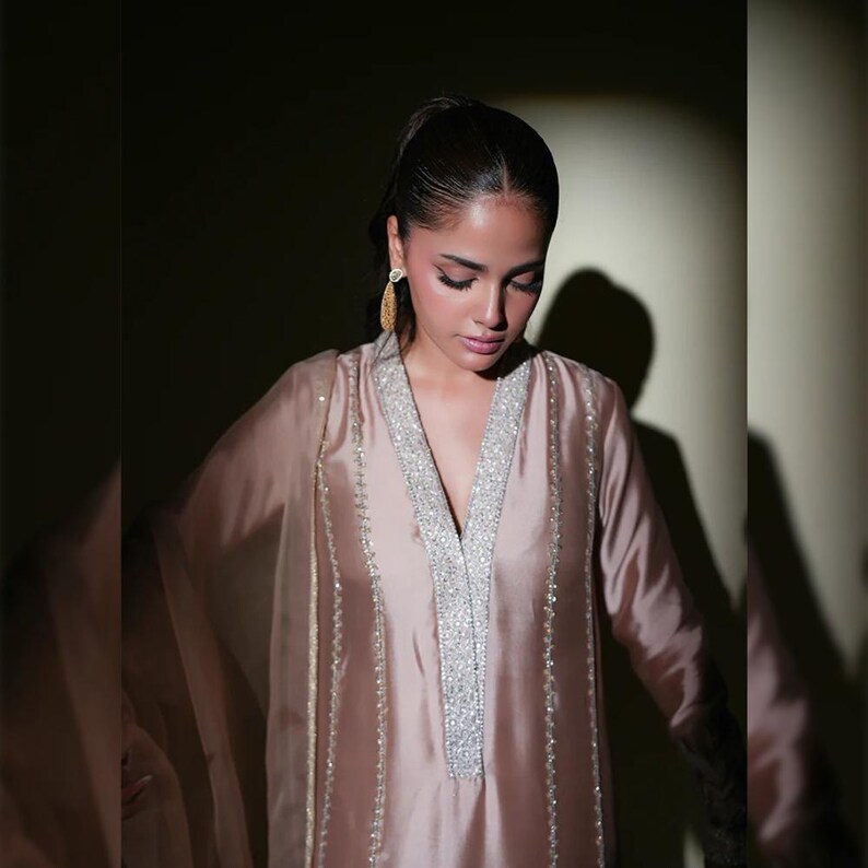 Broderad lama siden salwar kostym | Pakistansk indisk designer formell klänning | Festkläder shalwar kameez för kvinnor | Bröllopsgästklänningar bild 6