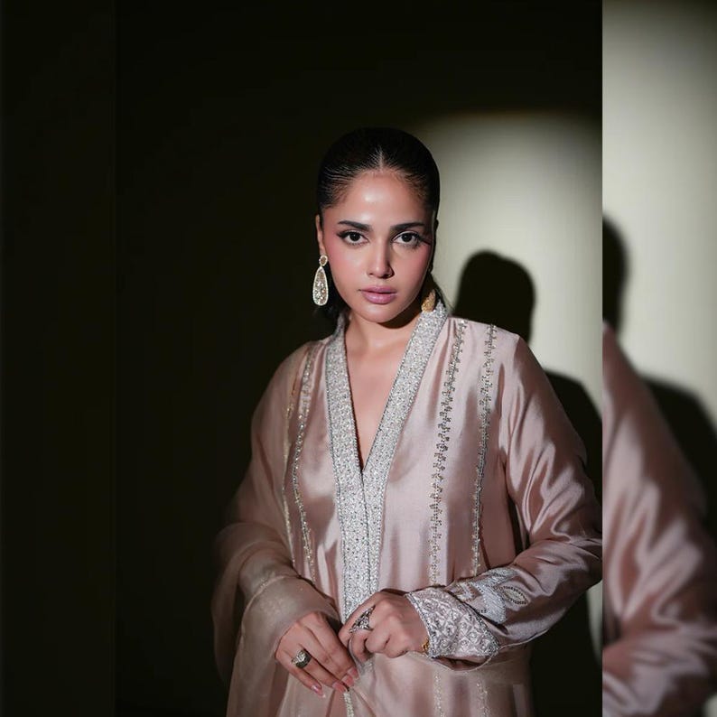 Broderad lama siden salwar kostym | Pakistansk indisk designer formell klänning | Festkläder shalwar kameez för kvinnor | Bröllopsgästklänningar bild 4
