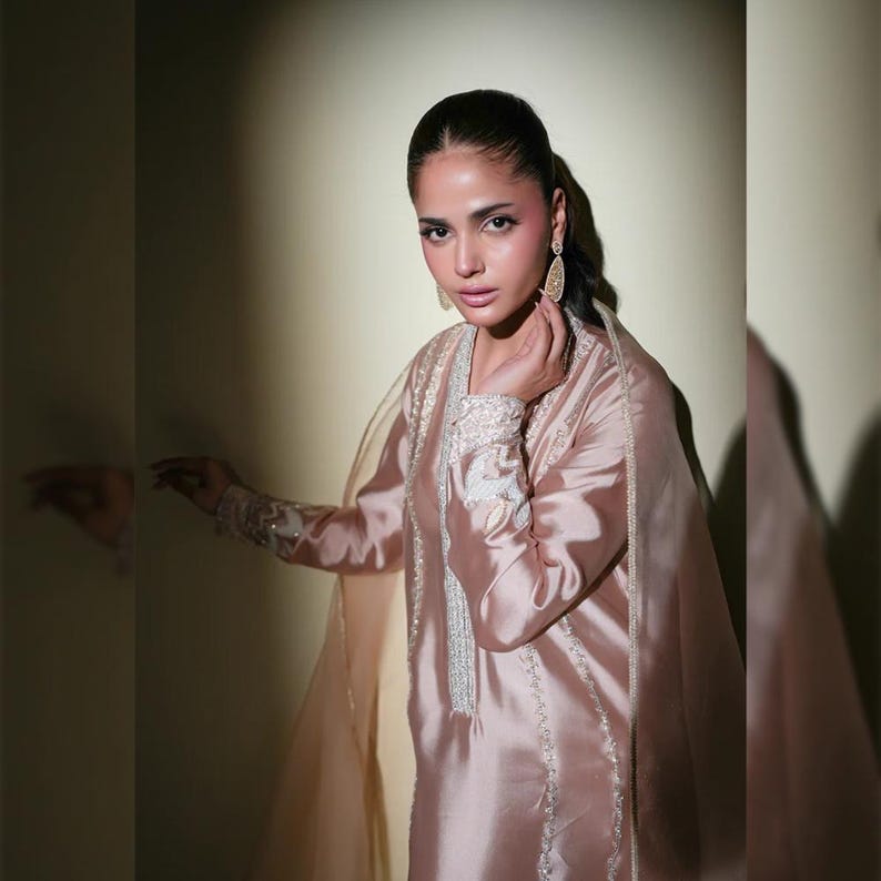 Broderad lama siden salwar kostym | Pakistansk indisk designer formell klänning | Festkläder shalwar kameez för kvinnor | Bröllopsgästklänningar bild 8