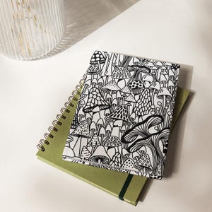Inbunden dagbok med tyst tillväxt av svamp, 13,5 cm × 20 cm | Linjerad och perforerad