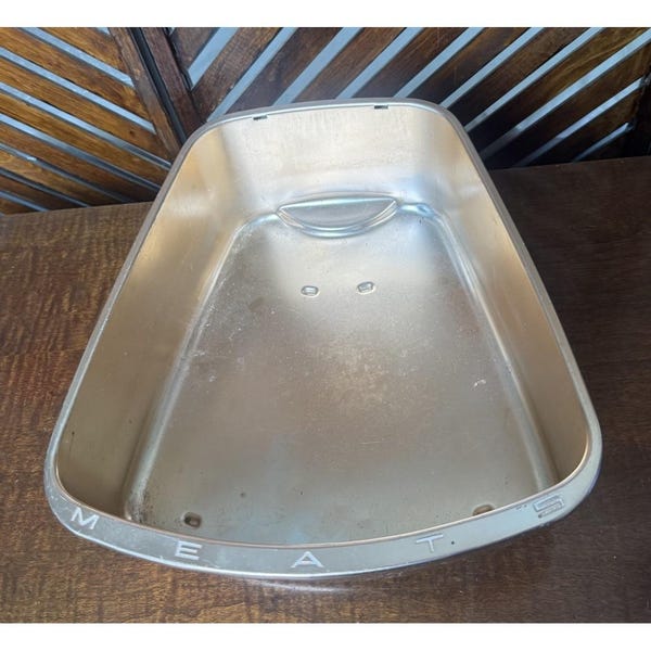Vintage GE koelkastlade uit de jaren 50 met draaiplateau voor vlees, koperkleurig en afgerond.