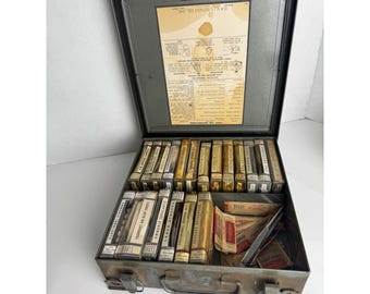 Botiquín de primeros auxilios metálico vintage de Davis Safety Division con suministros e instrucciones