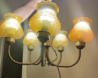 Lustre antigo deslumbrante em vidro âmbar, com 5 lâmpadas, para pendurar, com plugue, estrutura em metal e madeira.