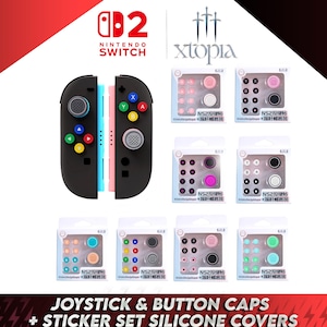 Può includere: Un controller Nintendo Switch nero con pulsanti colorati e un set di cappucci per joystick e pulsanti. L'immagine mostra anche diversi pacchetti di coperture in silicone in vari colori, tra cui rosa, nero e verde.