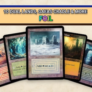 Puede incluir: Se muestran cinco cartas coleccionables de Magic: The Gathering, con diversos paisajes y obras de arte. Las cartas tienen texto y símbolos, con un acabado brillante. El banner superior dice "10 DUAL LANDS, GAEAS CRADLE & MORE FOIL."