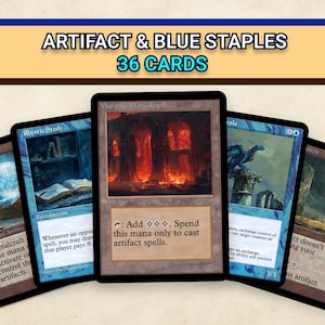 Può includere: Una collezione di 36 carte di Magic: The Gathering, tra cui "Mystic Study" e "Mox Opal". Le carte sono esposte su uno sfondo beige, con il testo "ARTIFACT & BLUE STAPLES" e "36 CARTE" in alto.
