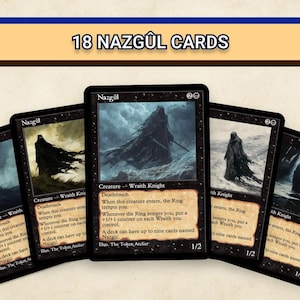以下が含まれることがあります： 18枚のNazgûlカードのコレクション。各カードには、フードをかぶった人物の暗いイラストとゲームテキストが描かれています。カードは黒色で、茶色の縁とテキストがあります。画像の上部には「18 NAZGÛL CARDS」と書かれています。