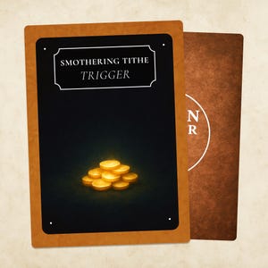 Può includere: Una carta da gioco con sfondo nero e monete d'oro in basso. La carta ha il testo "SMOTHERING TITHE TRIGGER" in un riquadro bianco. La carta ha bordi marroni ed è accanto a un'altra carta marrone.