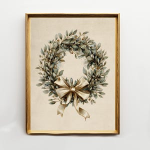 Può includere: Una stampa botanica incorniciata con una ghirlanda di foglie verdi e bacche, accentuata da un fiocco color crema. L'opera d'arte è ambientata su uno sfondo beige e incorniciata in una cornice dorata. L'estetica generale è vintage ed elegante.