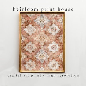 Puede incluir: Impresión artística digital enmarcada con un diseño de alfombra vintage en tonos melocotón, crema y azul apagado. La impresión rectangular tiene un marco dorado. Se muestra el texto "heirloom print house" y "digital art print - high resolution".