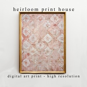 Könnte beinhalten: Gerahmter digitaler Kunstdruck mit goldfarbenem Rahmen. Der Druck zeigt ein sich wiederholendes Muster aus weißen und cremefarbenen floralen Designs auf rosa Hintergrund. Der Text "heirloom print house" und "digital art print - high resolution" sind angezeigt.