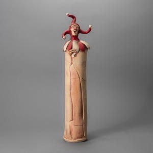 Escultura de bufón de cerámica de estudio firmada, año 1978, tótem de 43 cm de altura - Douglas '78