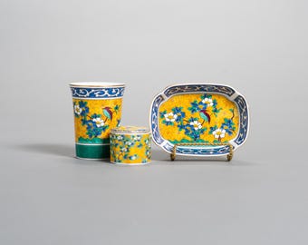 Ensemble de vanité vintage Takahashi San Francisco Kutani Windsong - Gobelet de salle de bain 3 pièces en porcelaine jaune, porte-savon ovale et pot à bijoux avec couvercle
