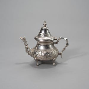 Tetera marroquí Royal Manchester vintage, de latón chapado en plata, con diseño tradicional de menta cincelado a mano.
