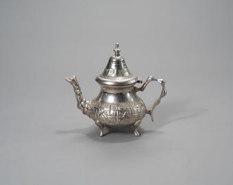 Tetera marroquí Royal Manchester vintage, de latón chapado en plata, con diseño tradicional de menta cincelado a mano.