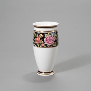 Vaso in porcellana Wedgwood Clio Bone China, firmato 1992, con iscrizione in oro del 1997.
