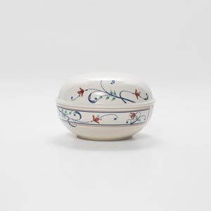 Vintage Mikasa Intaglio Annette Covered Bowl - CAC20 Beerengericht mit rotem Blumendeckel