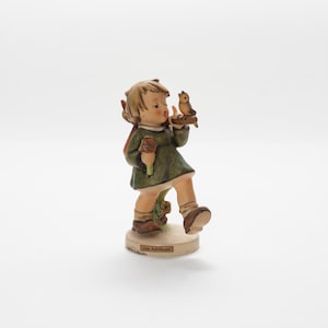 Puede incluir: Un letrero de madera rústico con el texto "Welcome to our home" en un estilo manuscrito. El letrero presenta un acabado envejecido y un diseño simple y acogedor, ideal para la decoración de la entrada.