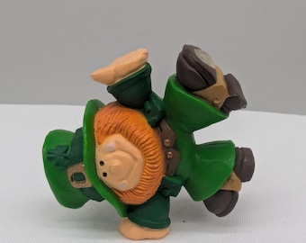 Figura de duende irlandés en miniatura para el Día de San Patricio. Decoración para estantes.