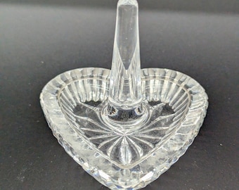 Bandeja porta anillos con forma de corazón de vidrio prensado transparente, ideal como joyero o como regalo.