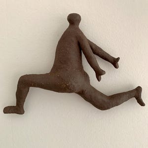 Handgefertigte, braune Keramikfigur eines Mannes als Wandbehang, Kletterfigur, männliche, im Ofen gebrannte Figur, abstrakte Kunst