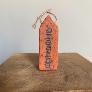 Piccola casetta in ceramica da appendere, mini ciondolo a forma di casa in argilla rossa, Respira, Amico dello yoga, Casa minuscola costruita a mano