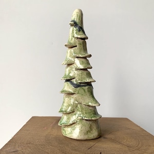 Handgefertigter Keramik-Weihnachtsbaum, Tischdekoration, Baum aus grünem Ton, rustikale Tischdekoration aus Ton, festlich
