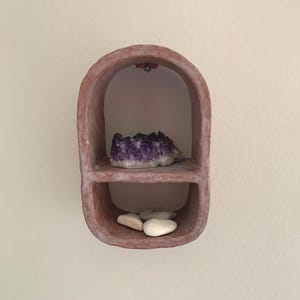 Colgador de pared de cerámica hecho a mano, cofre del tesoro, estante de pared, adorno de pared de arcilla, altar