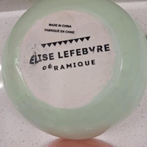 Pu&ograve; includere: Una ciotola in ceramica verde chiaro con la scritta "&Eacute;LISE LEFEBVRE C&Eacute;RAMIQUE" stampata sul fondo. La ciotola &egrave; contrassegnata con "MADE IN CHINA" e "FABRIQU&Eacute; EN CHINE".