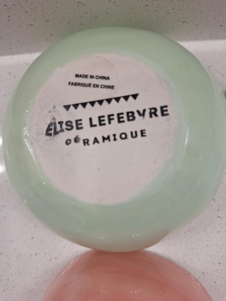 Pu&ograve; includere: Una ciotola in ceramica verde chiaro con la scritta "&Eacute;LISE LEFEBVRE C&Eacute;RAMIQUE" stampata sul fondo. La ciotola &egrave; contrassegnata con "MADE IN CHINA" e "FABRIQU&Eacute; EN CHINE".