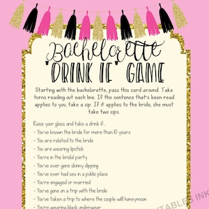 K&ouml;nnte beinhalten: Eine rosa und goldene Bachelorette-Party-Trinkspielkarte mit dem Text "Bachelorette Drink If Game". Die Karte enth&auml;lt eine Liste von Aufforderungen f&uuml;r die G&auml;ste, einen Schluck von ihrem Getr&auml;nk zu nehmen, wenn sie auf sie zutreffen. Die Karte ist mit goldenem Glitzer und rosa und schwarzen Quasten verziert.