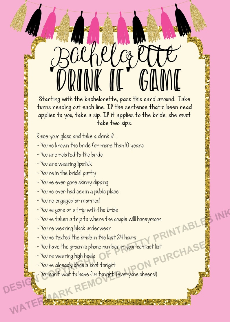 K&ouml;nnte beinhalten: Eine rosa und goldene Bachelorette-Party-Trinkspielkarte mit dem Text "Bachelorette Drink If Game". Die Karte enth&auml;lt eine Liste von Aufforderungen f&uuml;r die G&auml;ste, einen Schluck von ihrem Getr&auml;nk zu nehmen, wenn sie auf sie zutreffen. Die Karte ist mit goldenem Glitzer und rosa und schwarzen Quasten verziert.
