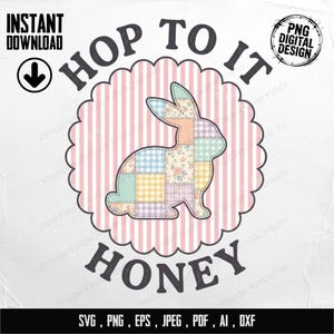 Könnte beinhalten: Ein digitales Design mit einem Patchwork-Hasen in Pastelltönen, vor einem rosa-weiß gestreiften Hintergrund. Der Text "Hop to it Honey" ist in einer verspielten Schriftart dargestellt. Enthält "Sofort-Download" und Dateitypoptionen.