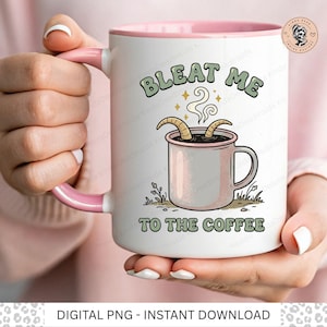 Könnte beinhalten: Eine weiße Keramik-Tasse mit schwarzem Henkel und dem Text "But First, Coffee" in fetter, schwarzer Schrift. Die Tasse steht vor einem neutralen Hintergrund, der ihr schlichtes Design hervorhebt.