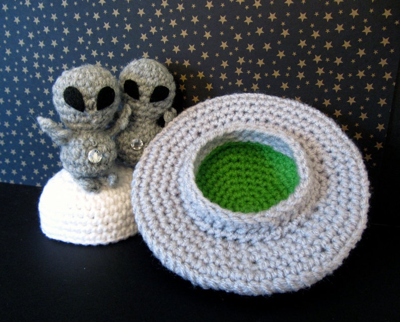 Crochet Pattern: Amigurumi UFO, Grayboy & Spacecraft image 2