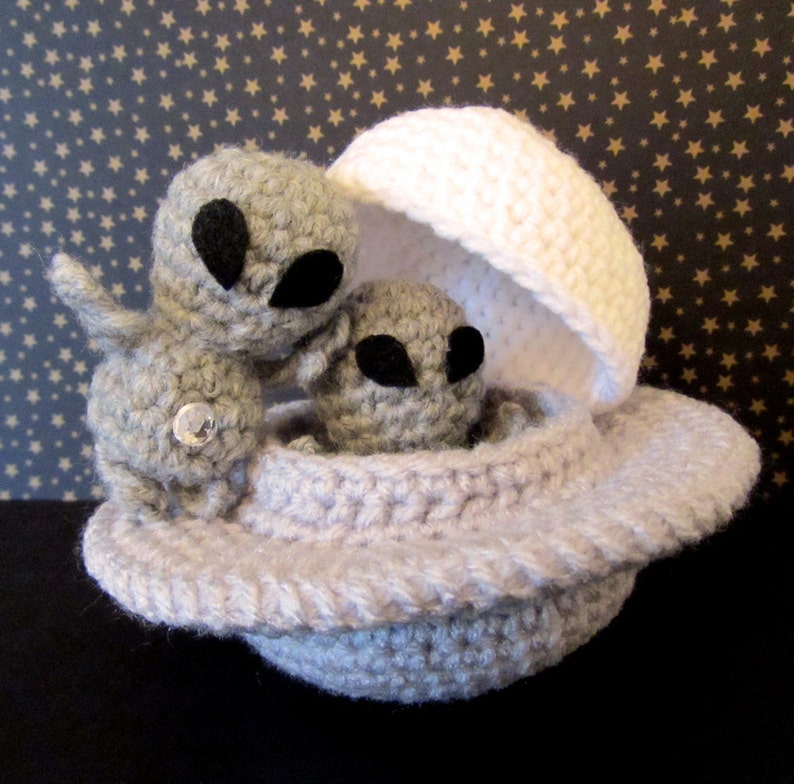 Crochet Pattern: Amigurumi UFO, Grayboy & Spacecraft image 1