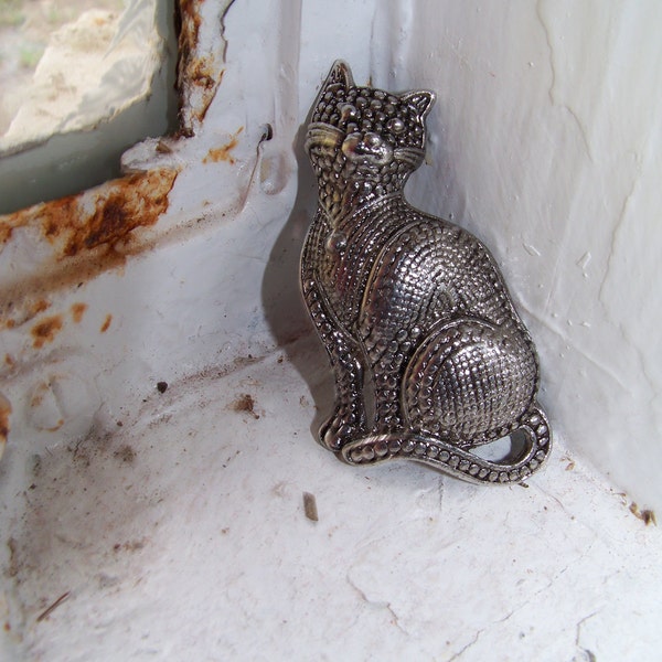 Vintage Cat on a Ledge Silvertone Brooch/Pendant/Pin