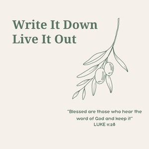 Puede incluir: Diseño minimalista con el texto "Write It Down Live It Out" en fuente verde oscuro. Una ilustración de rama de olivo verde está a la derecha. La cita "Bienaventurados los que oyen la palabra de Dios y la guardan" está debajo, con la referencia Lucas 11:28.