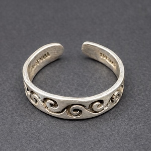 Anillo de dedo del pie vintage de plata de ley con diseño de ondas y volutas, joyería bohemia tailandesa.