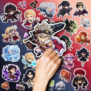 Pode incluir: Uma coleção de autocolantes de personagens estilo anime com várias figuras em poses dinâmicas, incluindo um autocolante central de uma personagem de cabelo espetado que segura uma grande espada preta sobre um fundo degradé vermelho e azul.