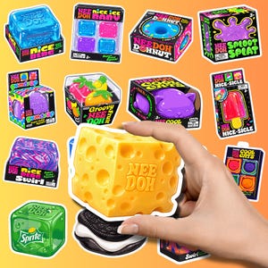 Può includere: Una collezione di giocattoli sensoriali Nee Doh che include un blocco giallo a forma di formaggio, un cubetto di ghiaccio blu, un gatto viola, un ghiacciolo rosso, un cubo verde Sprite, una ciambella e vari design a frutta e vortici con il logo Nee Doh.