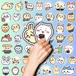 Puede incluir: Una colección de varios adhesivos pequeños y coloridos de personajes de dibujos animados con diversas expresiones y actividades, incluyendo animales y criaturas con mejillas rosadas, dispuestos en cuadrícula sobre un fondo degradado azul y verde.