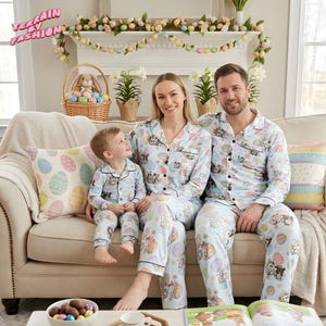 Puede incluir: Una taza de cer&aacute;mica blanca con asa negra y el texto "But First, Coffee" en negro, con una fuente de estilo manuscrito. La taza est&aacute; sobre una superficie blanca.