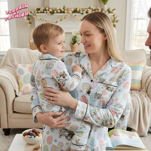 Puede incluir: Pijama azul claro con tem&aacute;tica de Pascua con un patr&oacute;n repetido de huevos y conejos de Pascua. La madre y el ni&ntilde;o llevan el pijama. La imagen incluye el texto "TERRAIN BY FASHION" en la esquina superior izquierda.