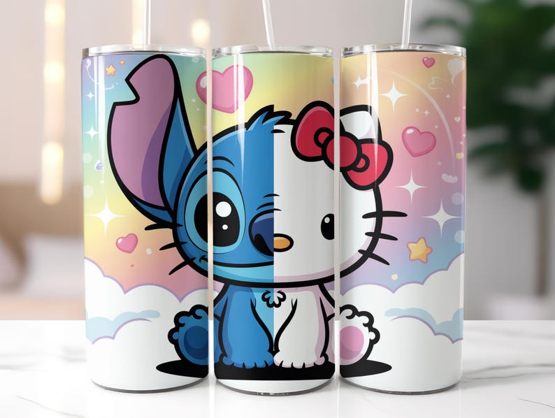 Peut inclure: Trois gobelets en acier inoxydable avec un design color&eacute;. L'un pr&eacute;sente Stitch, l'autre Hello Kitty, et le troisi&egrave;me combine les deux personnages. Le design comprend des c&oelig;urs, des &eacute;toiles et un fond arc-en-ciel pastel. Chaque gobelet a une paille transparente.