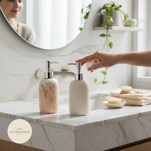 Dispenser di sapone moderno in resina con pompa a flacone per bagno e cucina