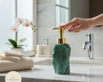 Dispensador de jabón de cristal natural - Botella con bomba de piedra preciosa en bruto con herrajes dorados, decoración de lujo para el tocador del baño
