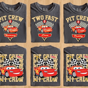 Può includere: Magliette grigie con una grafica di Saetta McQueen. La parte anteriore delle magliette dice "PIT CREW" o "TWO FAST" con il numero 2 e un nome. Il retro delle magliette dice "PIT CREW" con Saetta McQueen e bandiere a scacchi.