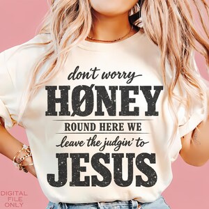 Può includere: Una tazza di ceramica bianca con manico nero e la scritta "But First, Coffee" in grassetto nero. La tazza è appoggiata su una superficie di legno. La tazza è alta circa 10 cm.