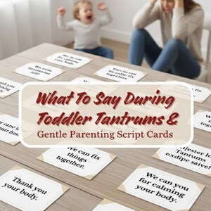 Pode incluir: Cartões de script parental com frases como "Podemos consertar as coisas juntos" e "Obrigado ao seu corpo" em uma mesa de madeira. Os cartões são intitulados "O que dizer durante as birras de crianças pequenas e cartões de script de parentalidade gentil".